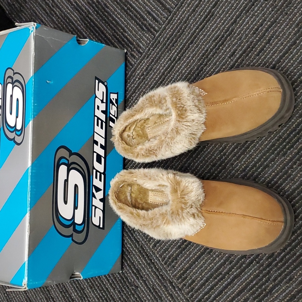 Sketchers Fur lined suede clogs